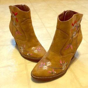 Beautiful Embroidered fall boots!
